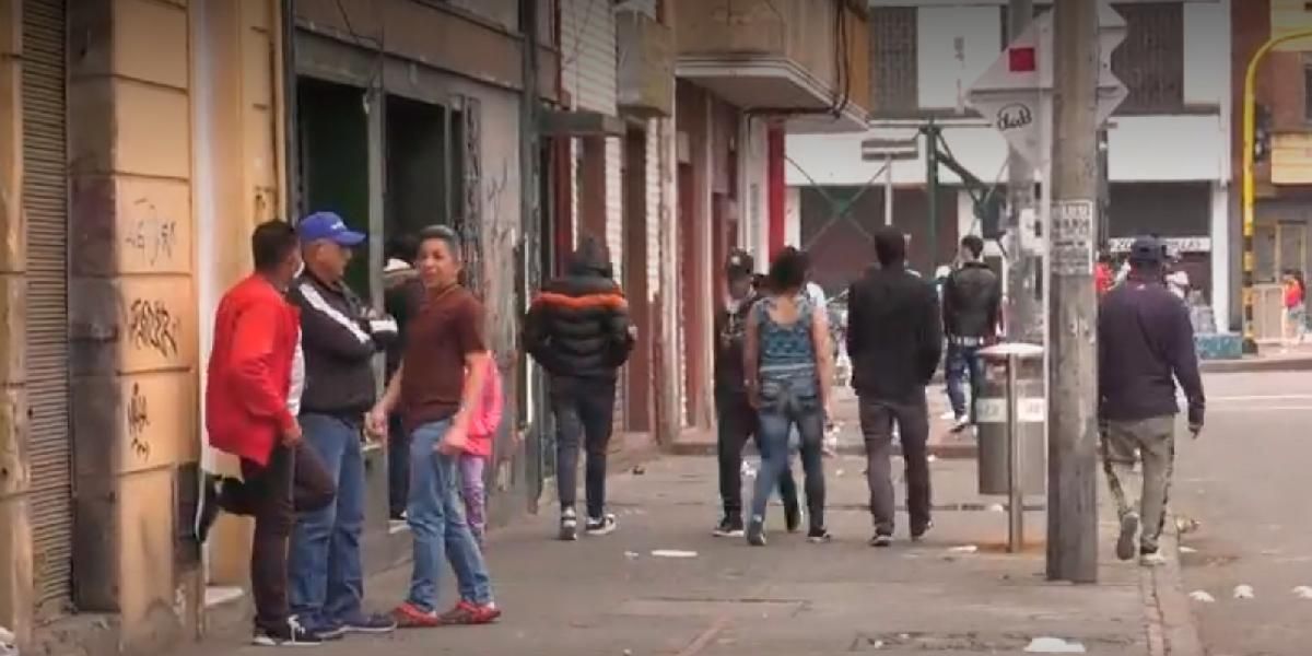 Ciudadanos no acatan medidas y violan restricción de salir a la calle en Bogotá
