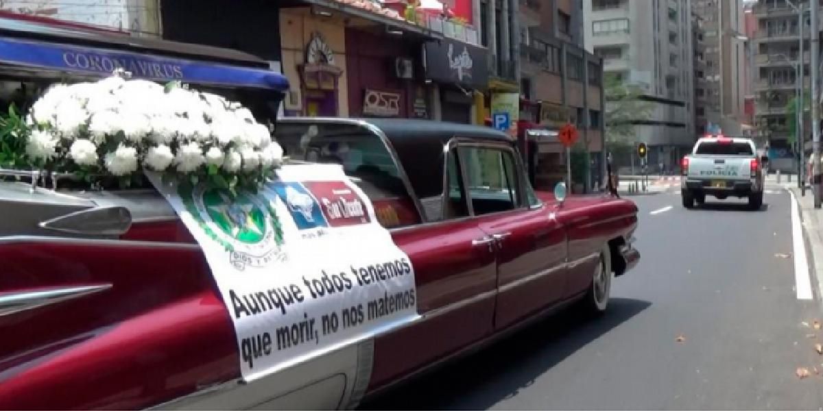 Carro fúnebre recorre Medellín para concientizar personas por coronavirus