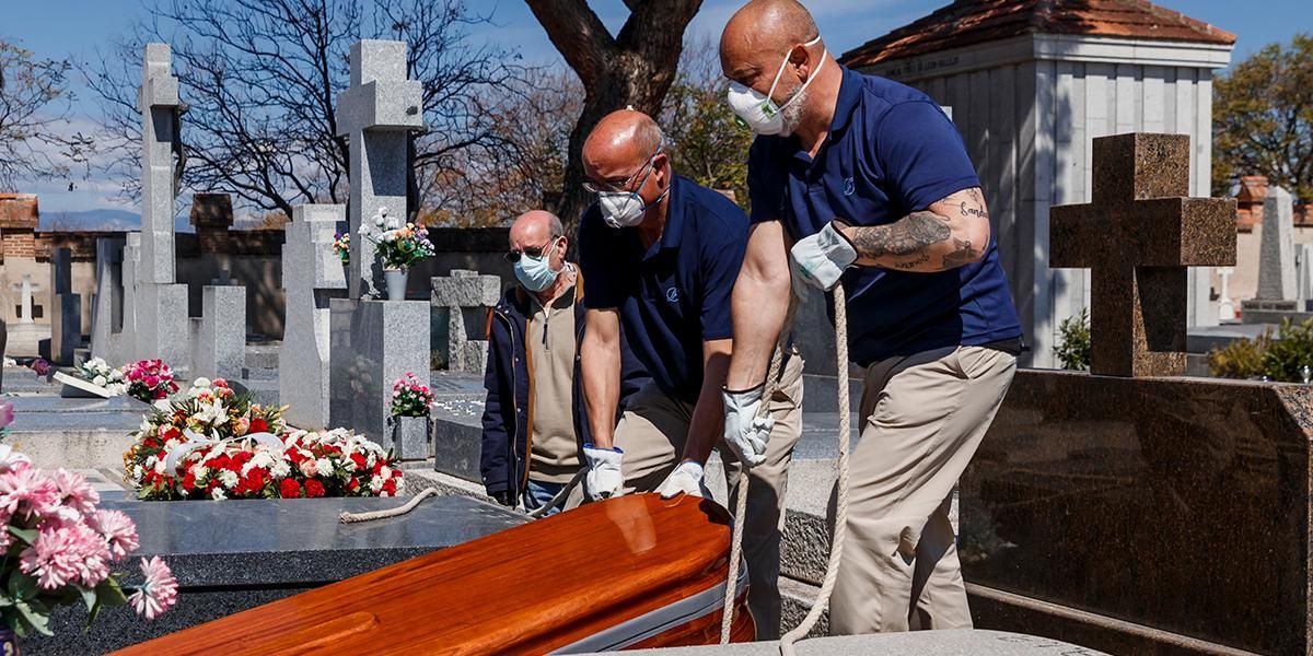 España prohíbe los velorios y entierros con más de tres acompañantes
