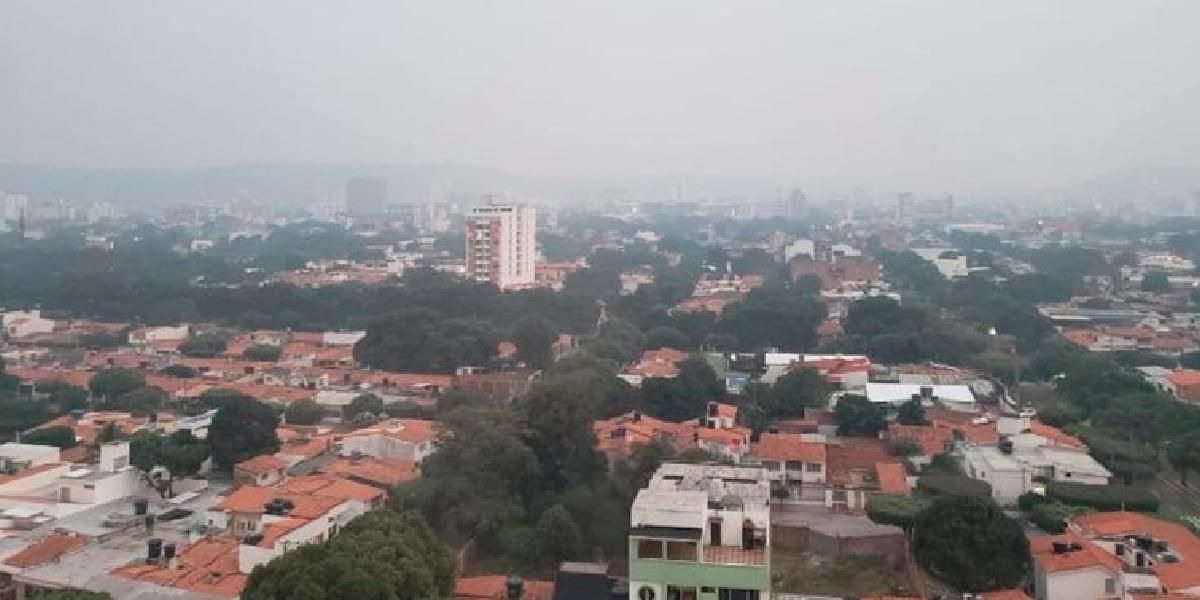Gigante nube de humo cubre a Cúcuta por  quema de basuras en la frontera