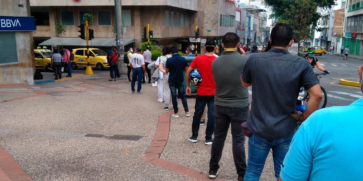 Largas filas y personas violando normas sanitarias en Bucaramanga