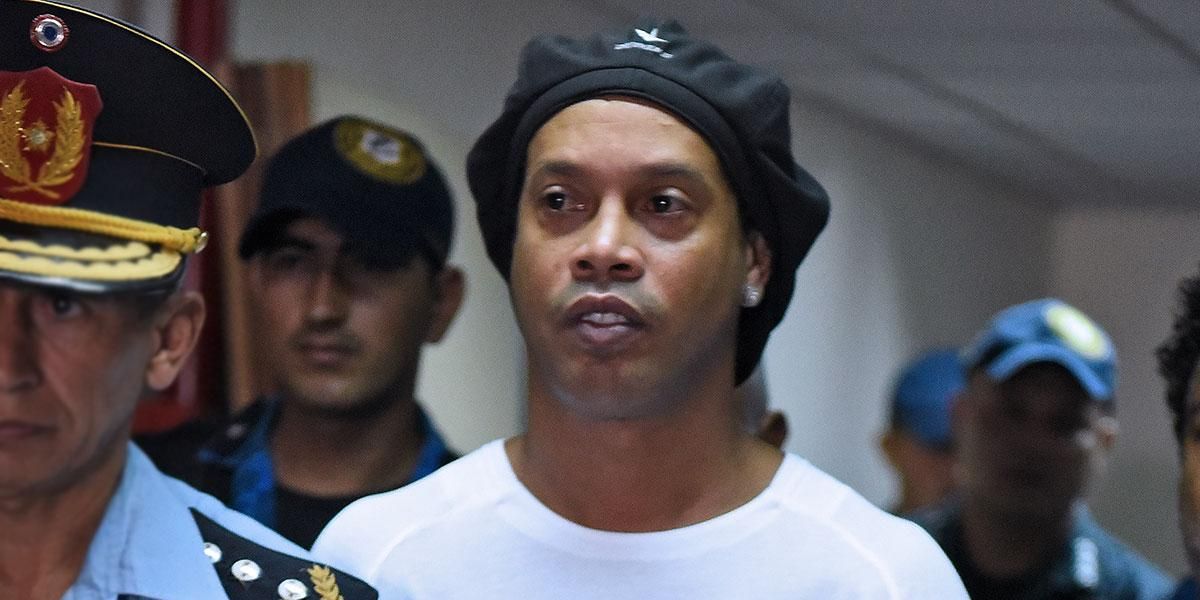 Ronaldinho sale de la cárcel y cumplirá arresto domiciliario
