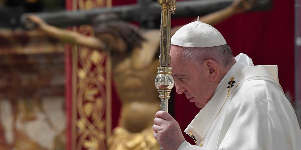 Papa honra en Jueves Santo a los ‘santos’ que luchan contra la pandemia