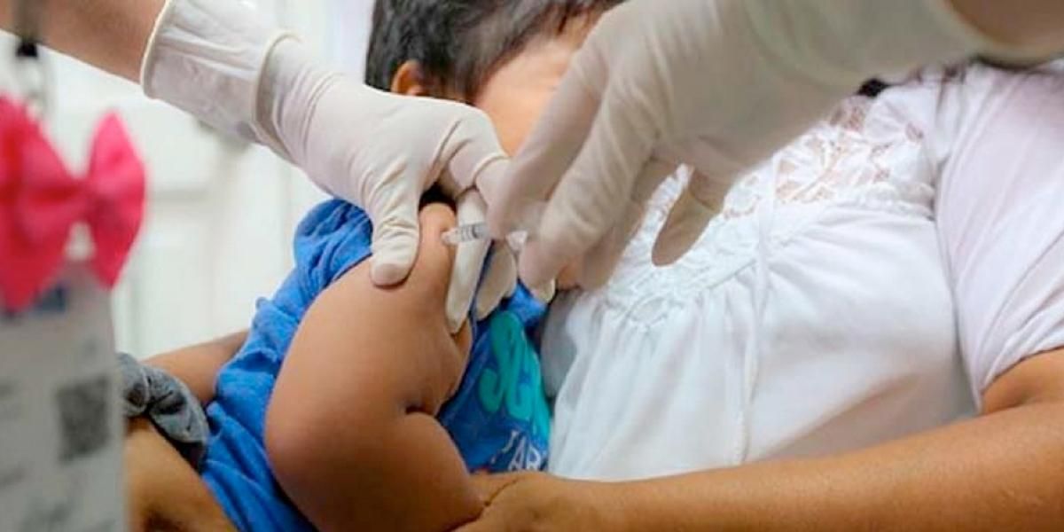¡Falso! Vacuna contra la influenza no “enferma a las personas de COVID-19”