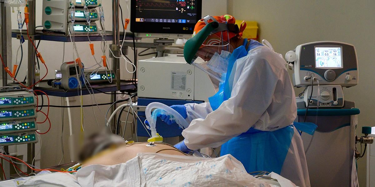 España superó los 22 mil muertos por coronavirus con nueva alza diaria y extendió el aislamiento