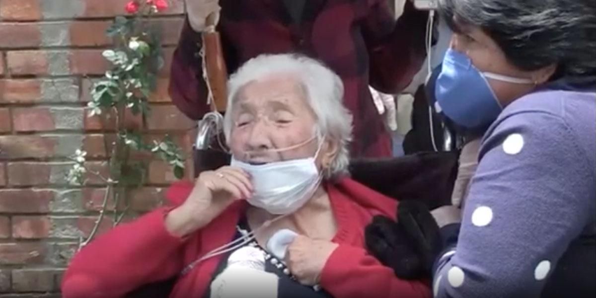 Boletín #6: Policías llevan serenata a abuelita que cumplió 100 años durante la cuarentena
