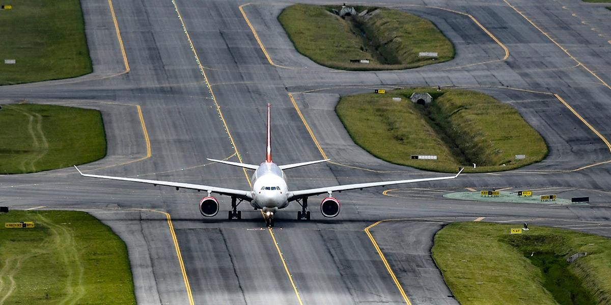 Excandidato presidencial denunció que pasajeros viajaban de pie en un avión