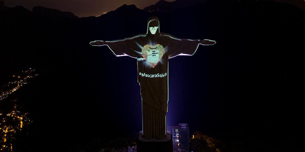 El Cristo Redentor ‘se pone’ un tapabocas contra la COVID-19 mientras Bolsonaro la minimiza