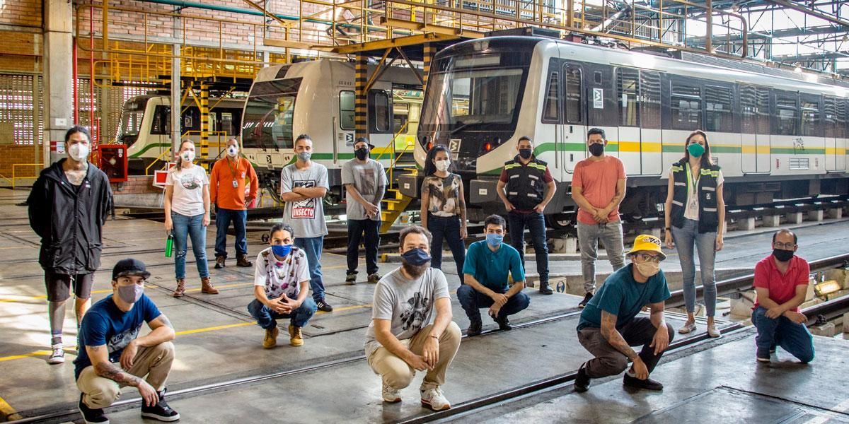 10 artistas urbanos comenzaron a llenar de color los pisos de los trenes del Metro de Medellín