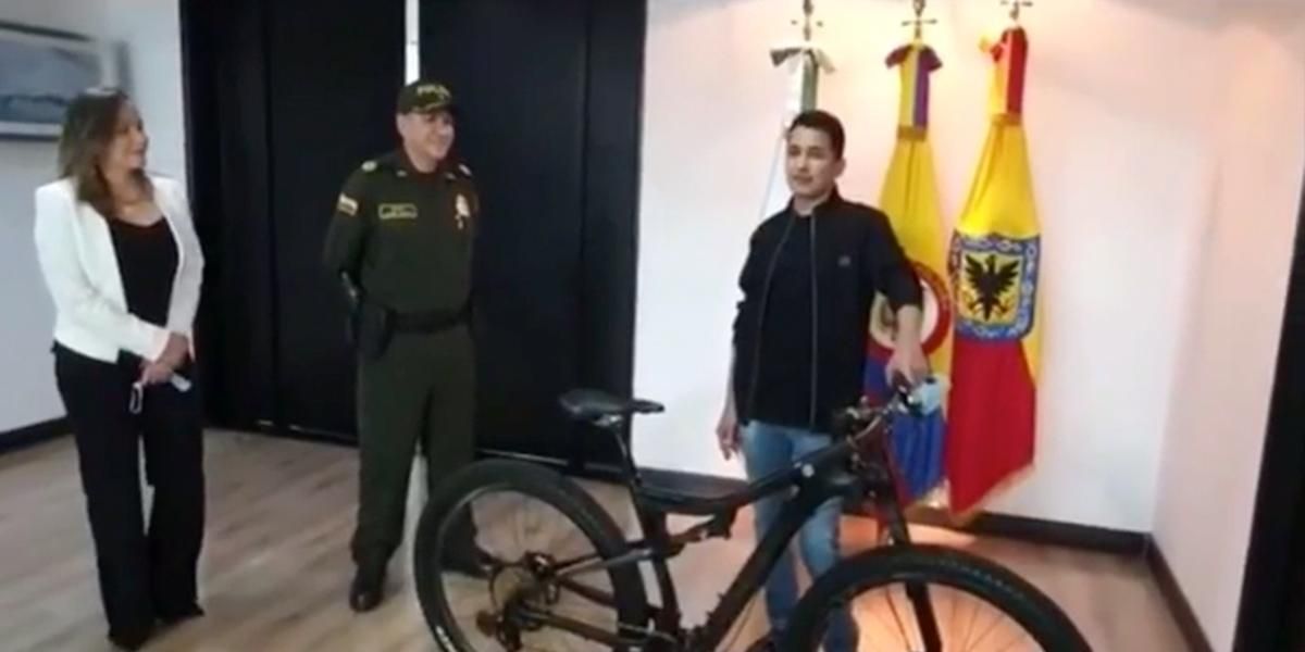 Policía de Bogotá recupera ‘completica’ la bicicleta de Jorge Celedón