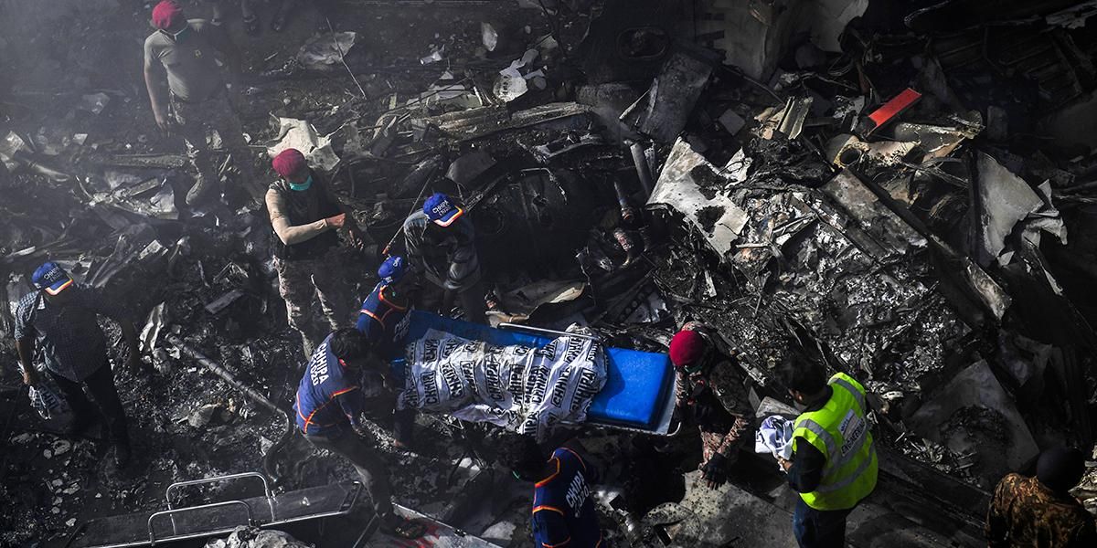 Un avión se estrella en Pakistán con 107 personas a bordo