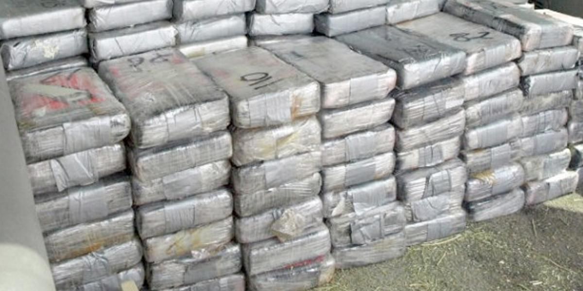 Incautan 2.750 kilos de cocaína y material de guerra en aguas internacionales