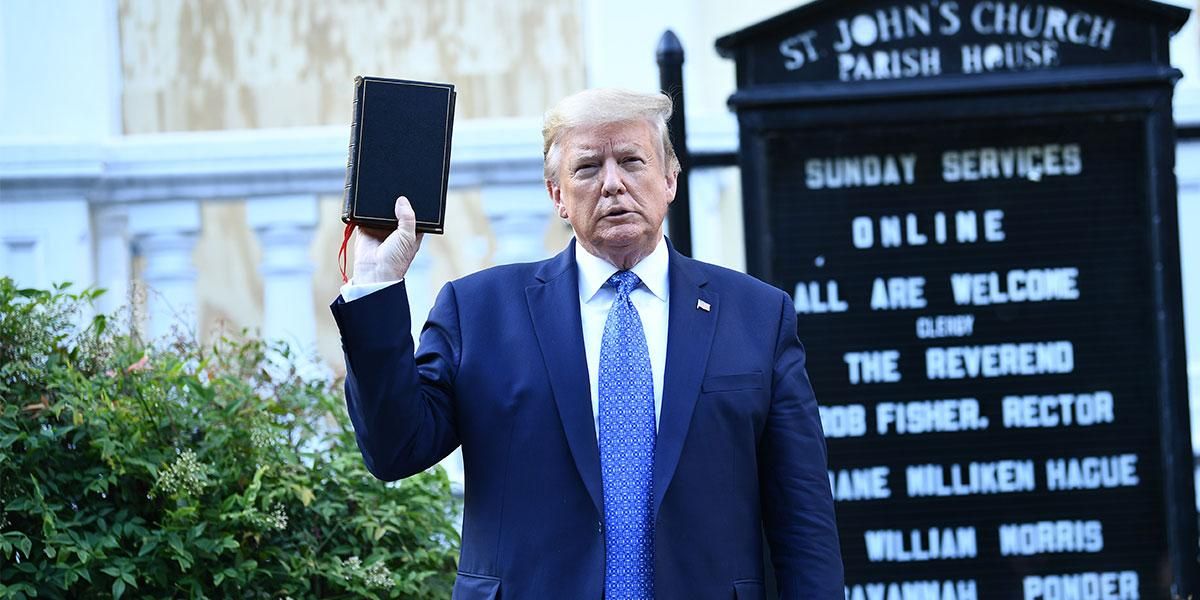 Trump abandona la Casa Blanca para visitar iglesia que fue atacada y tomarse una foto con una biblia