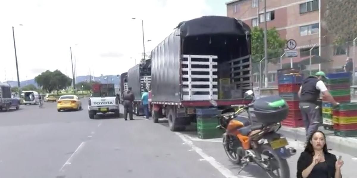 Transportadores con alimentos represados a las afueras de Corabastos temen cierre de la Central
