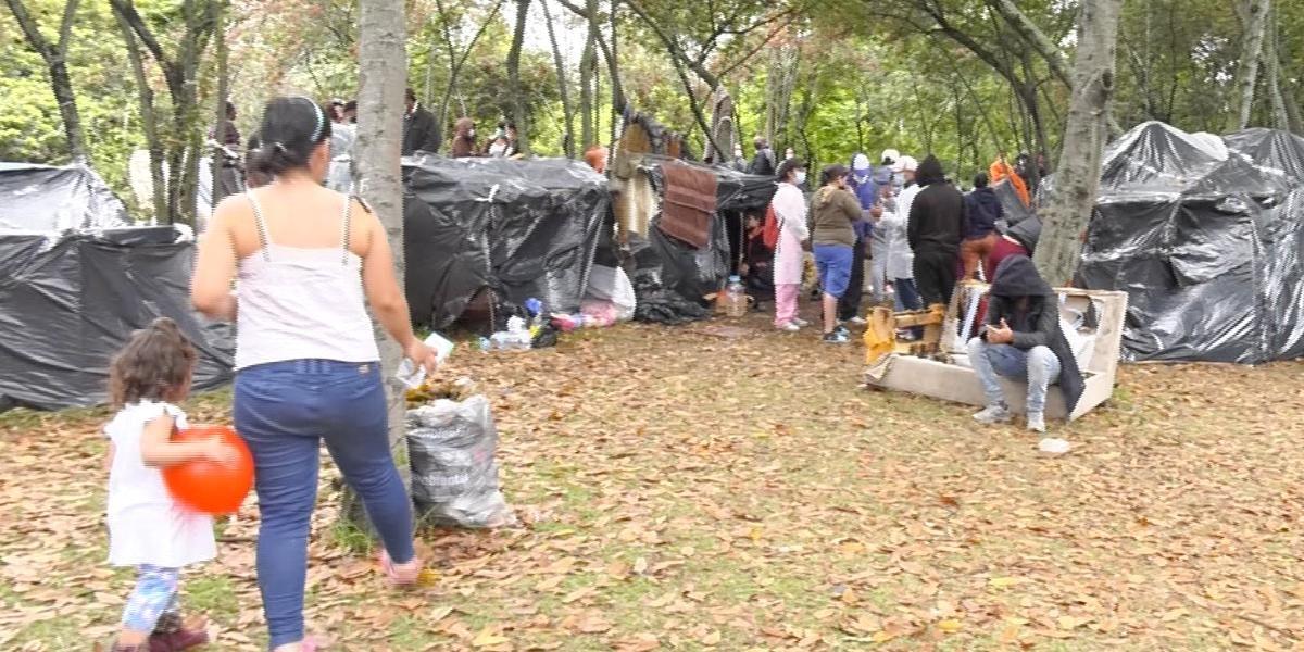 El drama de una familia venezolana que vive en un cambuche a la espera de retornar a su país