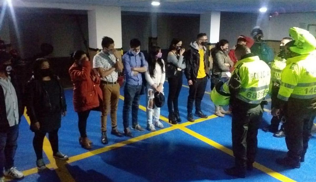 En un motel, la Policía sorprende a 12 personas violando la cuarentena en Bogotá