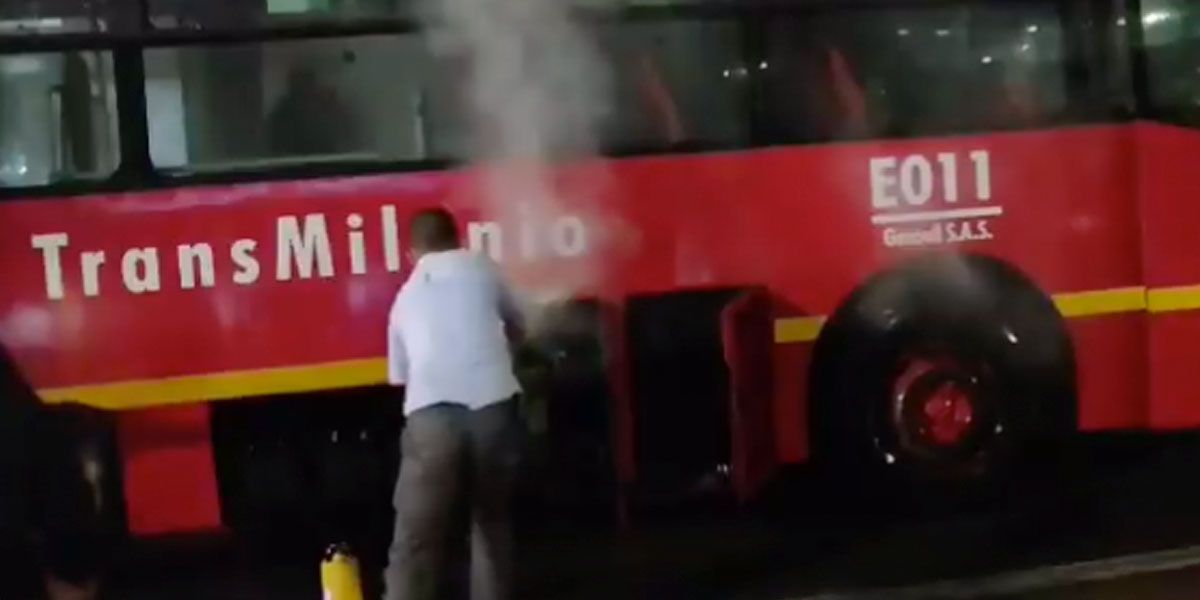 Se incendia bus de TransMilenio en la estación Universidad Nacional