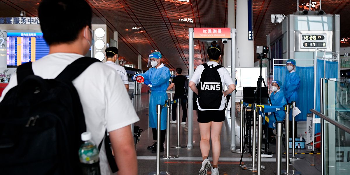 Pekín impone prohibición parcial de viajar y cierra escuelas por rebrote de coronavirus