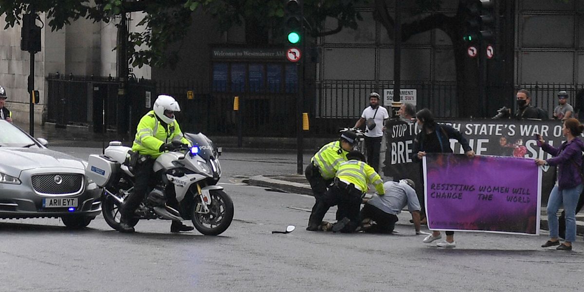 Manifestante hace estrellar carro del primer ministro Boris Johnson