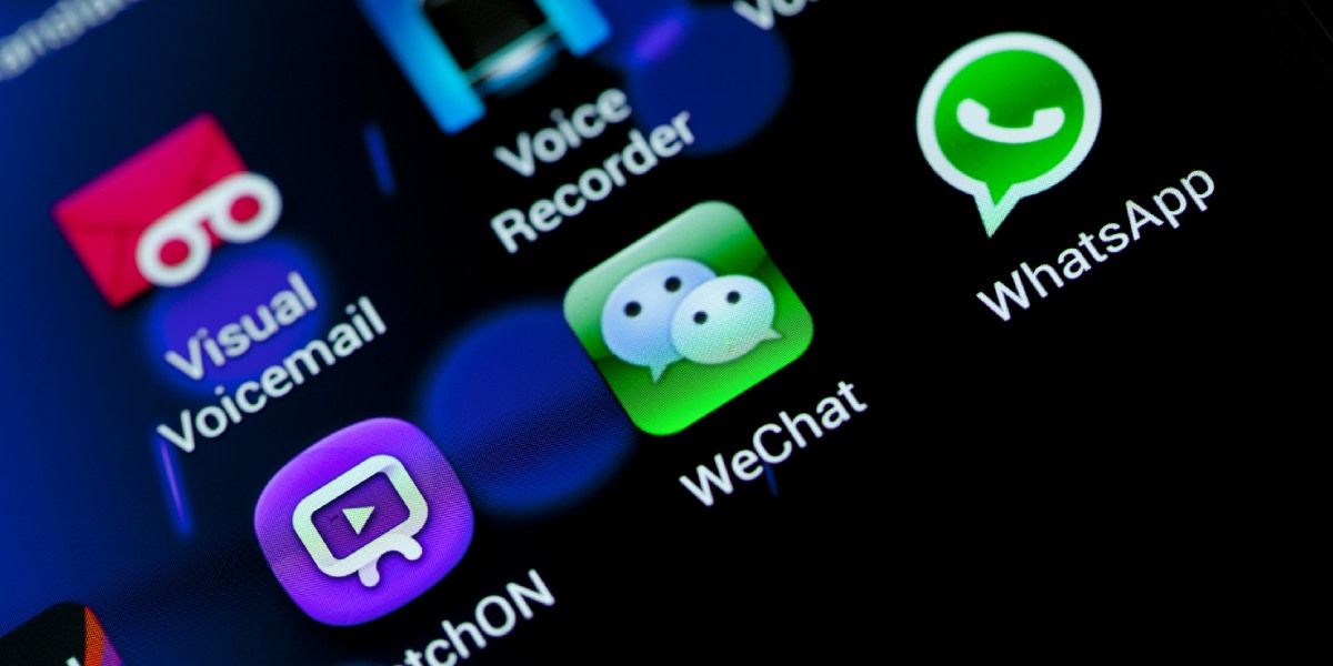 El truco de WhatsApp para escuchar mensajes de voz sin aparecer en linea