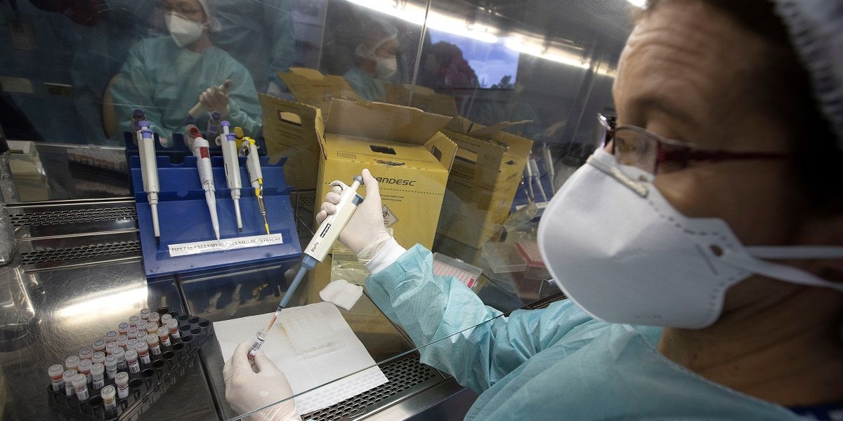 Brasil espera comenzar producción masiva de la vacuna de Oxford en diciembre