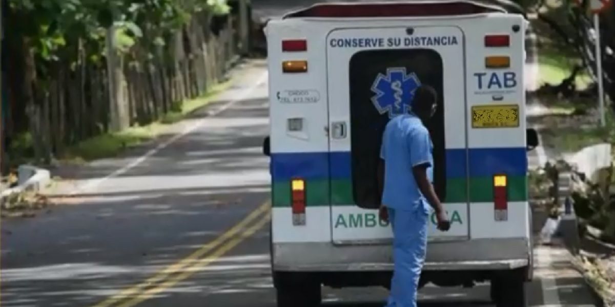 Inmovilizan ambulancia con ocho ocupantes, dos de ellos con COVID-19