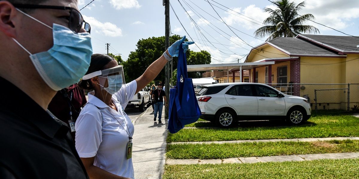 En imágenes: Así reparten tapabocas casa por casa en Miami para combatir la COVID-19