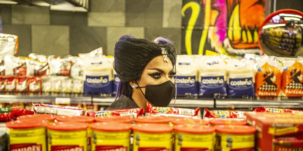 En imágenes: Discoteca gay reabre como supermercado por la pandemia del COVID-19