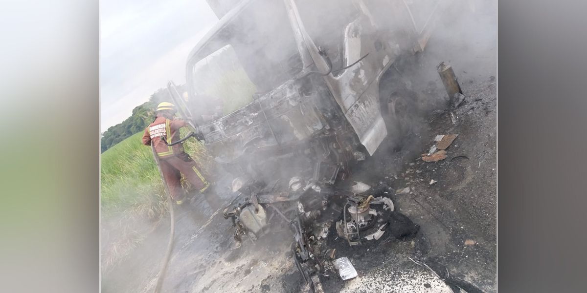 Camión que se dirigía a Cali se incendió dejando al conductor con quemaduras de tercer grado
