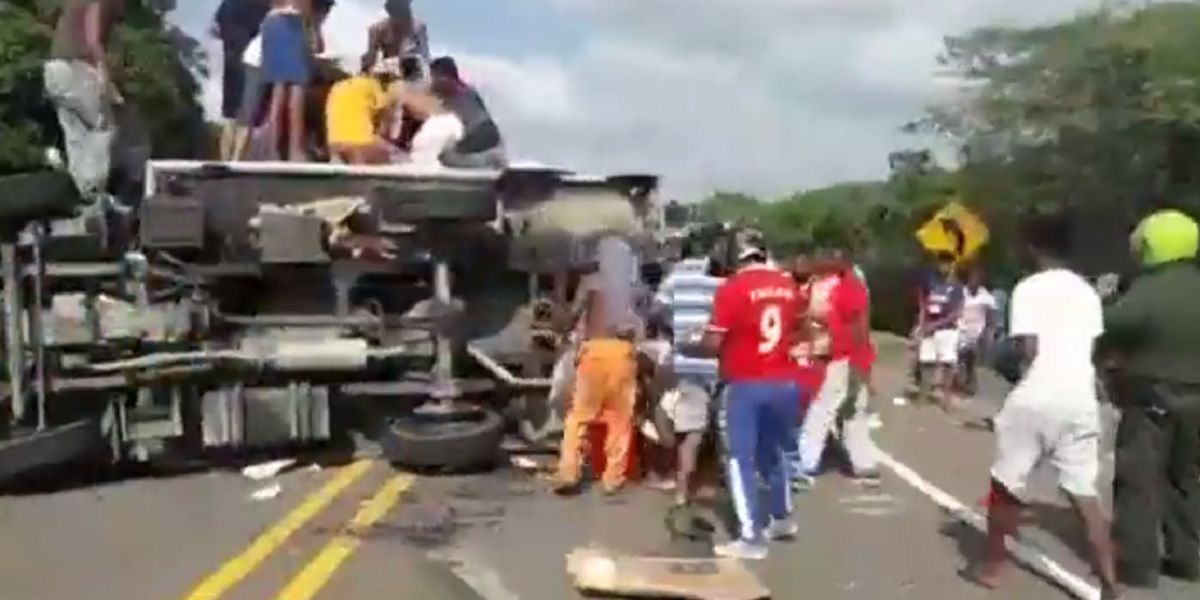 Con machetes en mano, saquean camión volcado con carga de pescado en vía Cartagena – Barranquilla