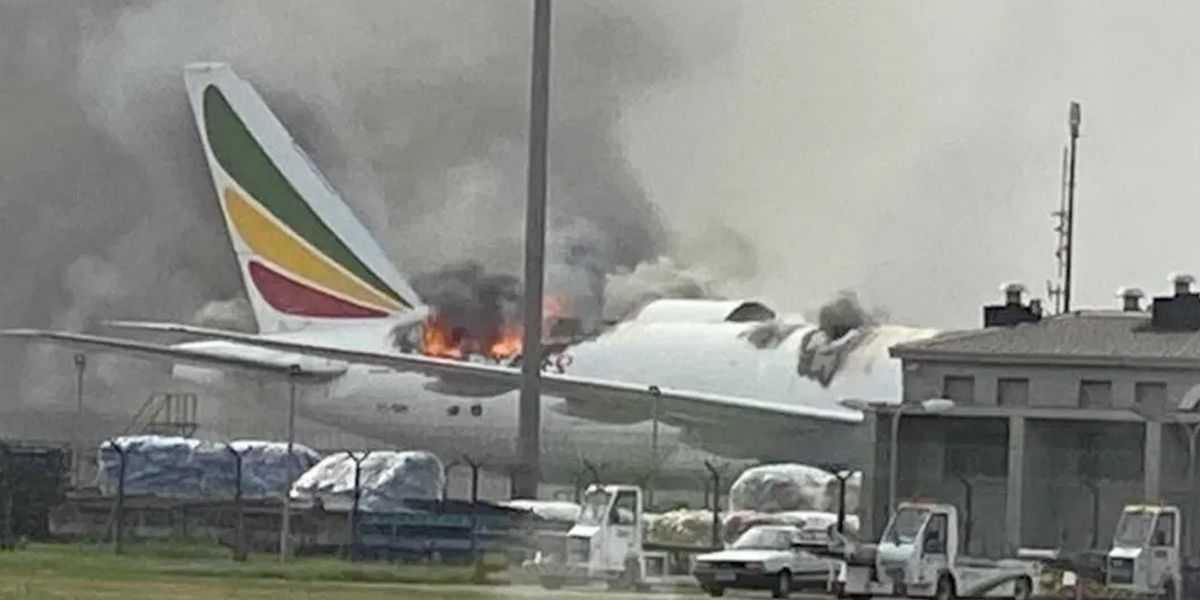 Avión de carga se incendia en el aeropuerto de Shanghái, China