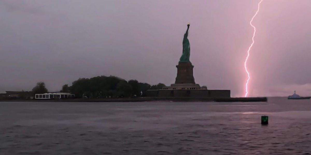 Impresionante momento en que rayo impacta la Estatua de la libertad en Nueva York