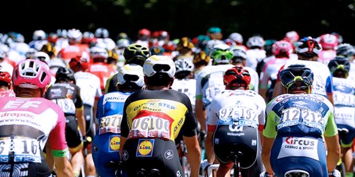 Tres ciclistas colombianos retirados de la Vuelta a Burgos por contacto con un positivo por COVID-19