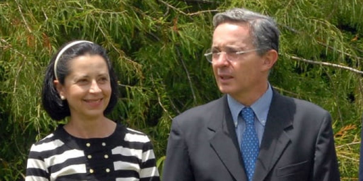 Esposa de Álvaro Uribe sale en su defensa