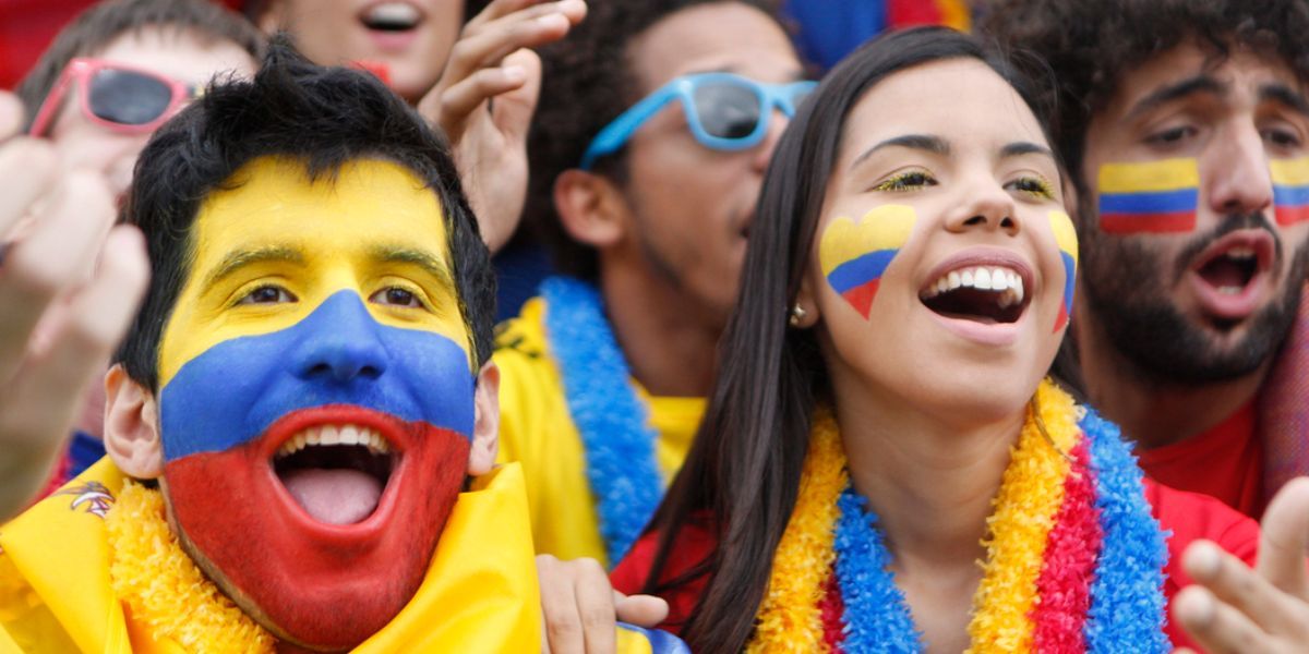 colombianos futbol celebracion bandera hinchas