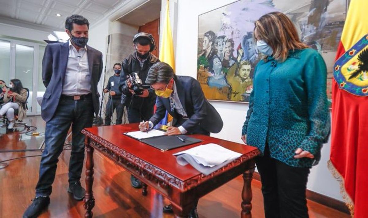 Alcaldesa Claudia López firma decreto anticorrupción