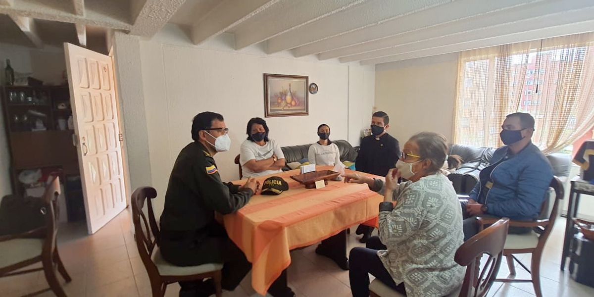Policía Bogotá visita familiares Javier Ordóñez
