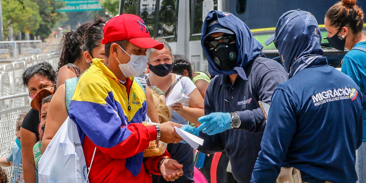 Venezolanos emigran a pie a Colombia