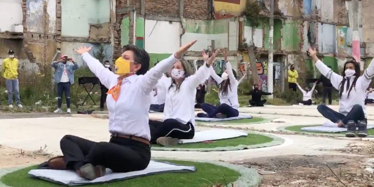alcaldesa claudia lopez yoga bronx meditacion bogota