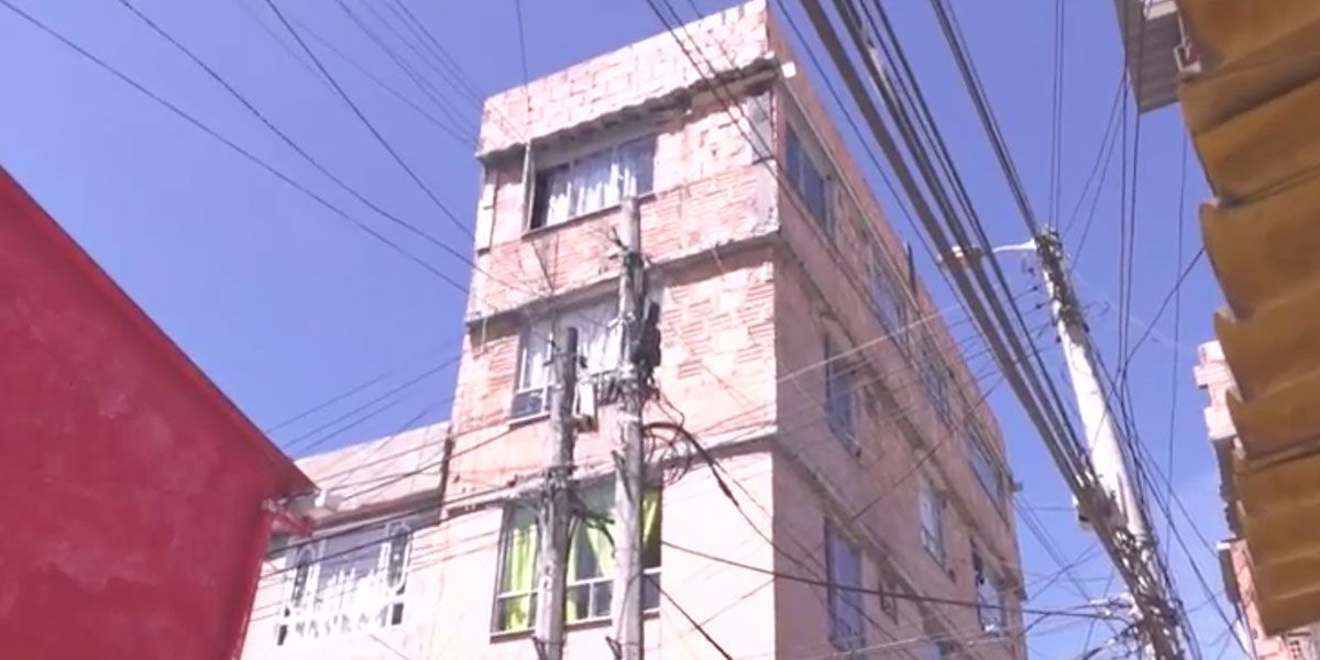 Denuncian construcción de casa de cinco pisos con aparentes fallas estructurales en Suba