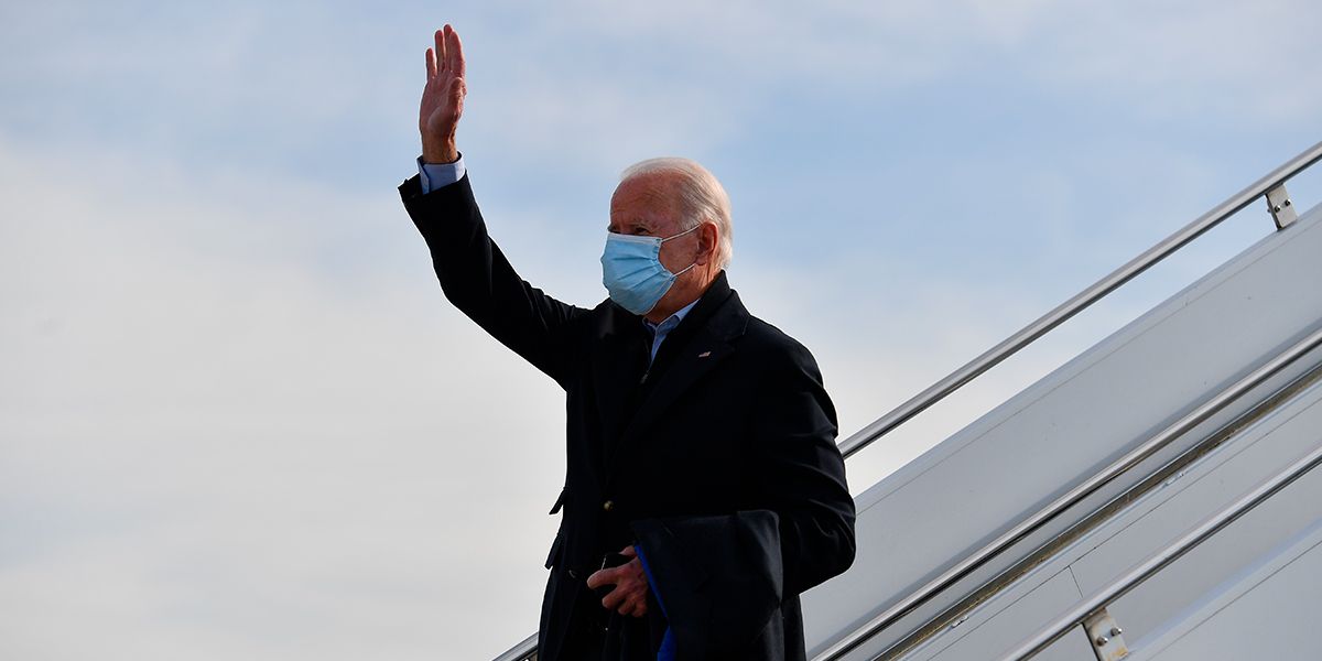 Biden regresa a Delaware a esperar los resultados
