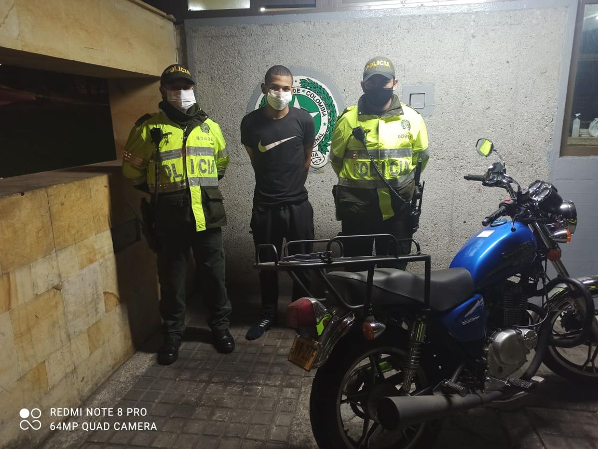 Venezolanos roban moto