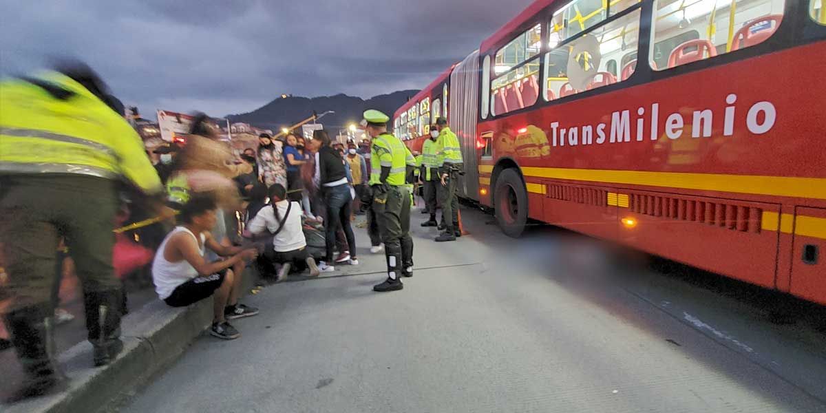 Joven habría sido empujada por un sujeto y luego arrollada por un bus de TransMilenio
