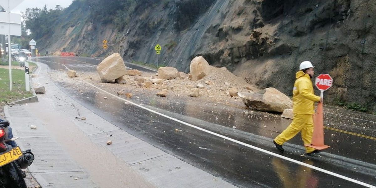 Cerrada vía La Calera deslizamiento rocas