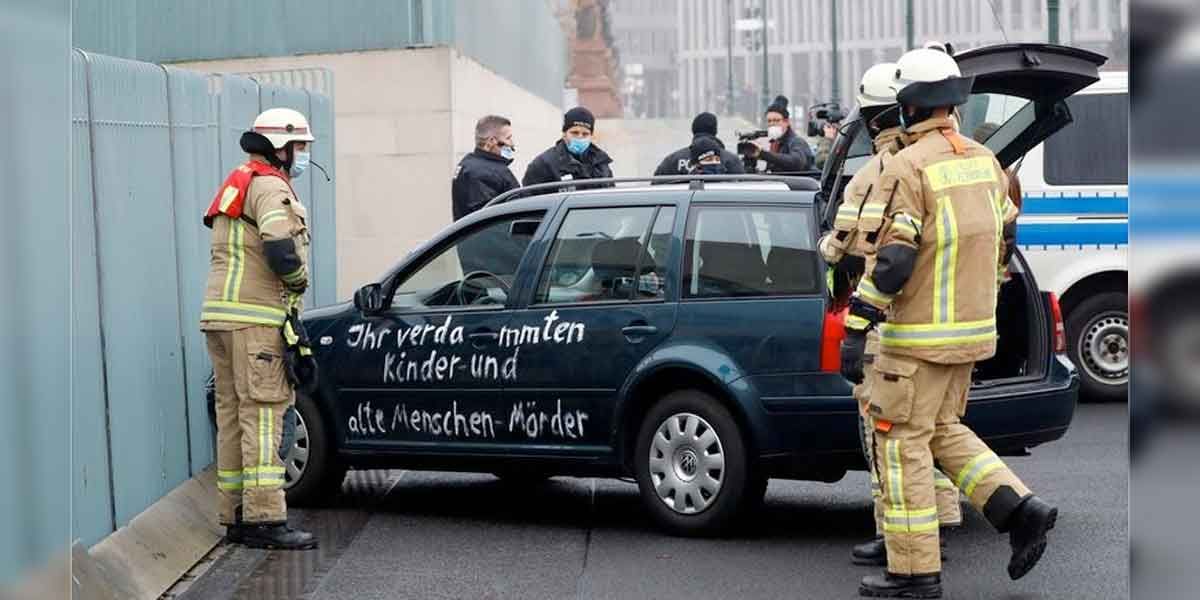Hombre estrelló su carro contra la sede del gobierno de Angela Merkel en Alemania
