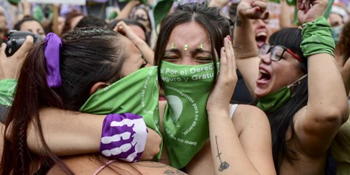 Aprueban legalización del aborto en Argentina, que pasa al Senado