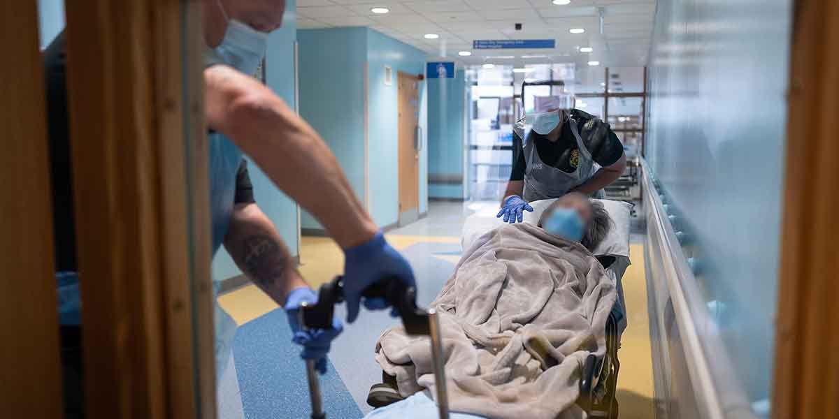 Reino Unido recurre a morgues de emergencia ante la saturación en hospitales