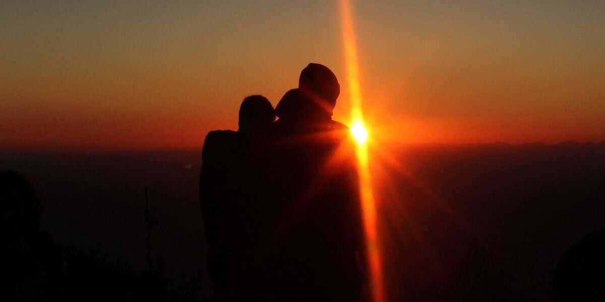 “Doble Sol” en el cielo esquiadores que lograron captar increíble fenómeno