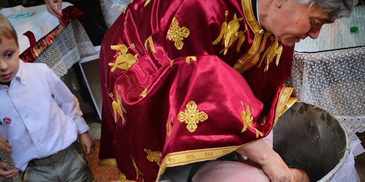Rumania muerte de un bebé durante el bautismo sacerdote