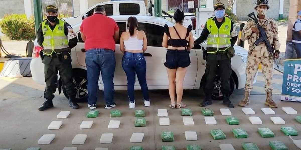 Mujeres que transportaban cocaína intentaron seducir a uniformados tras ser capturadas